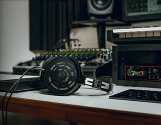 Audio-Technica выпустила бюджетные открытые наушники ATH-R30x