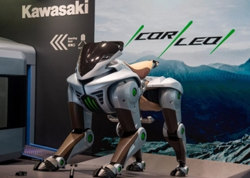 Kawasaki разработала мотоцикл-робот способный преодолевать бездорожье как живое существо